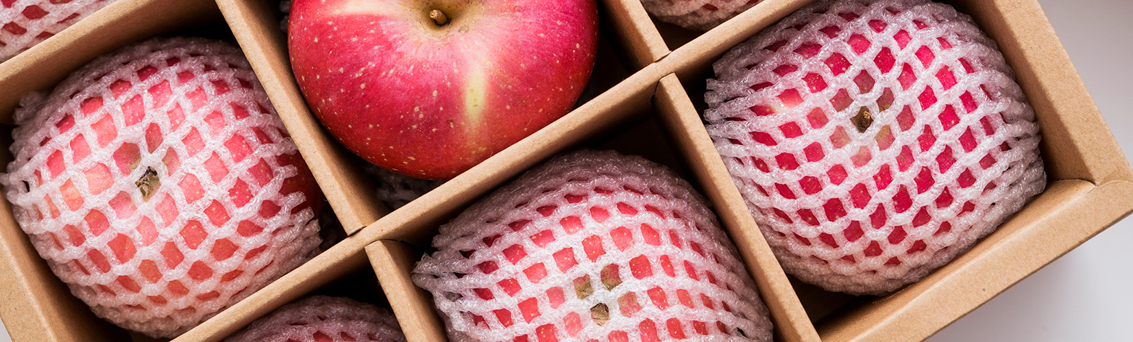 Apples with SleevIt® Foam Mesh Sleeves in a cardboard box