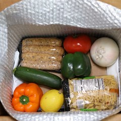 ThermaCycle™ Flex insulated packaging protects fresh produce inside box.