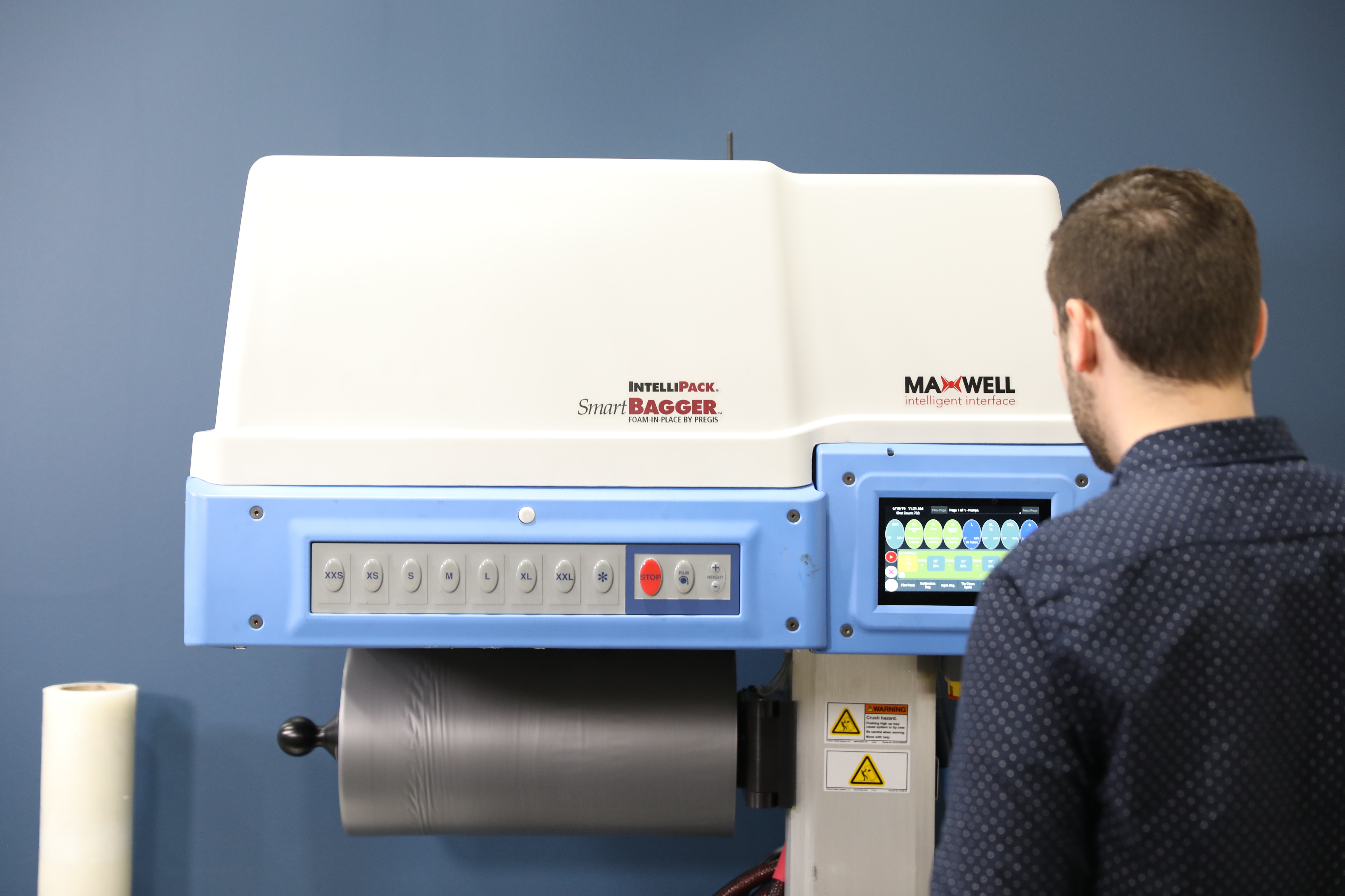 A person starts up an IntelliPack® SmartBagger™ machine.